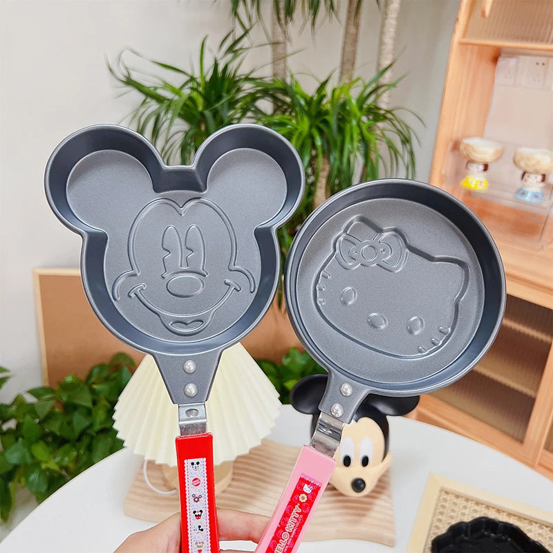 ✅ Frigideira Antiaderente Temática – Modelos Hello Kitty, Mickey, Stitch e Mais!
